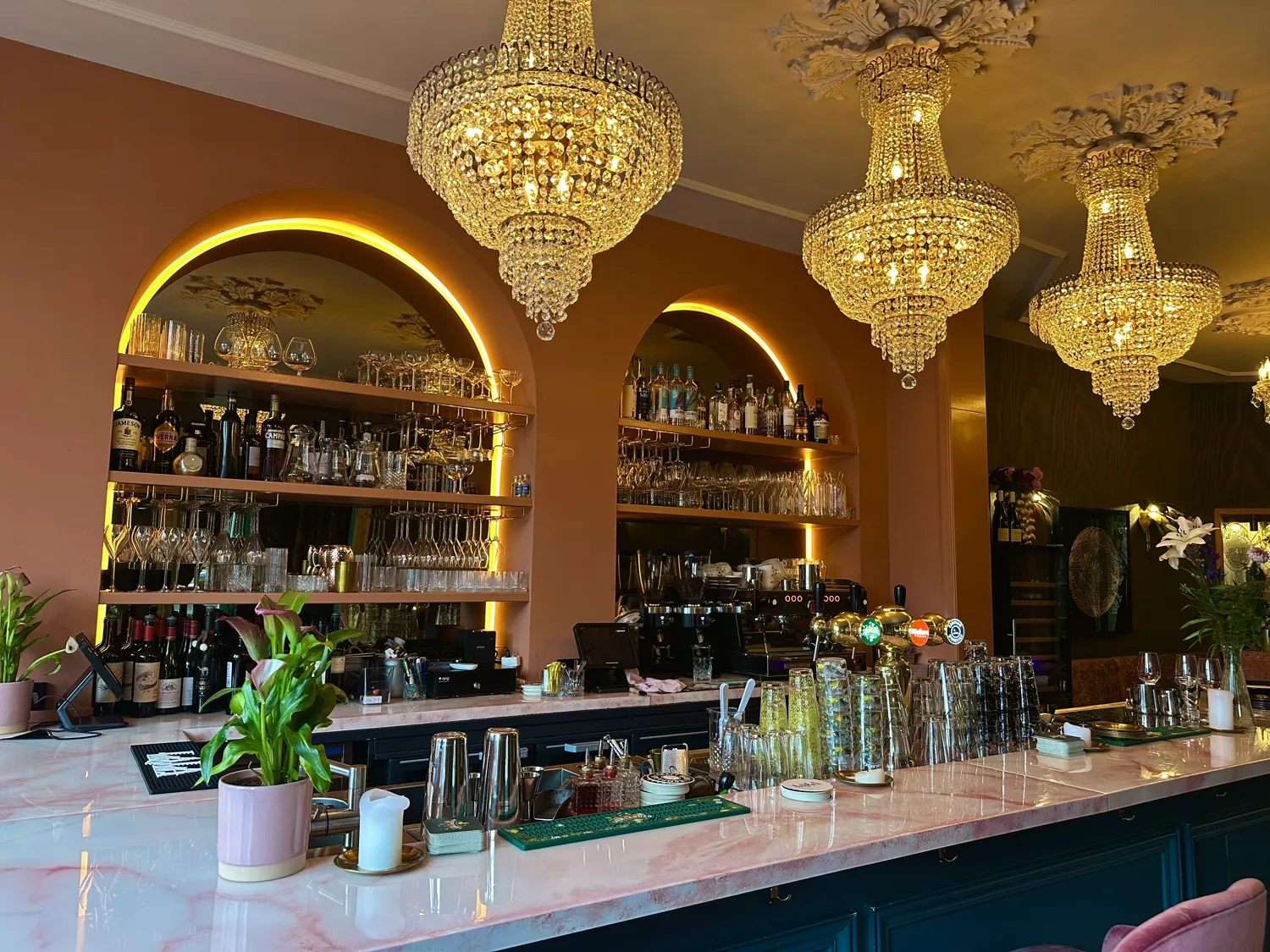 Opstelling met dinertafel en bar bij Moos