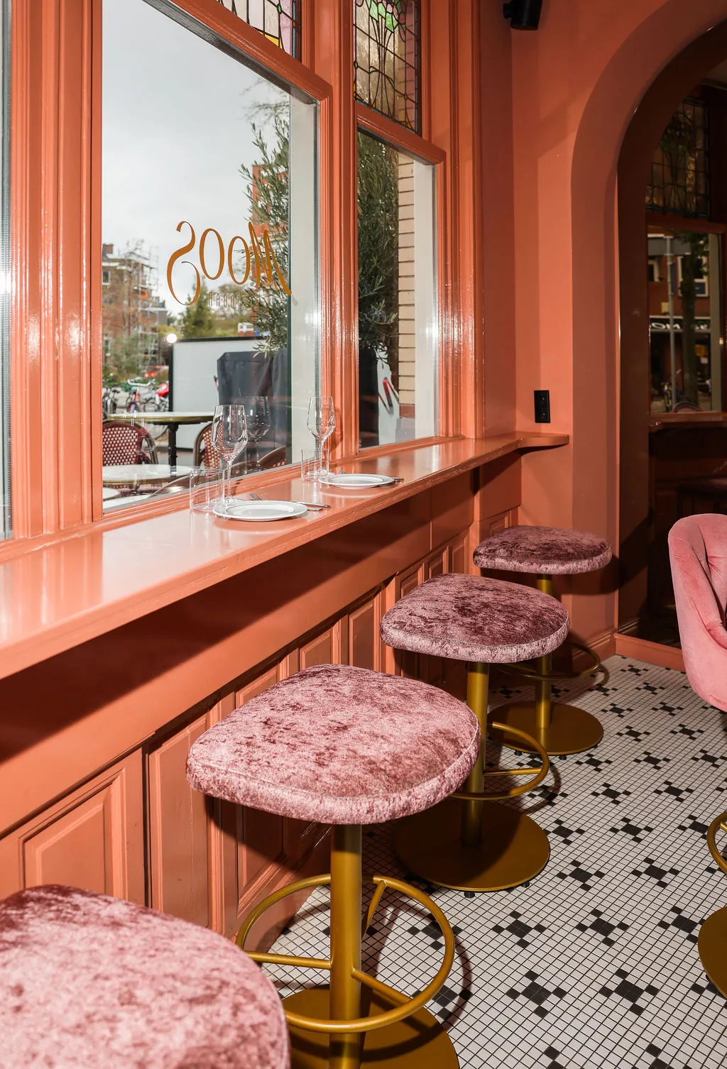 Opstelling met dinertafel en bar bij Moos